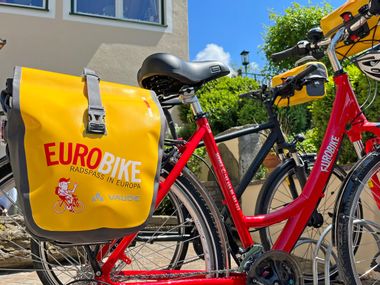 Eurobike Leihrad mit gelber Satteltasche