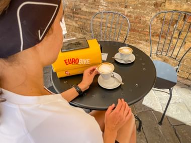Radpause mit Kaffee