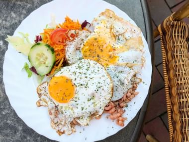 Greetsiel: Krabben mit Spiegelei und Salat