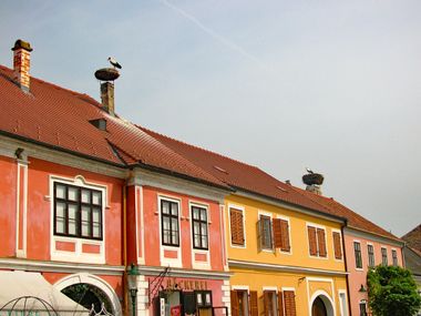 Bunte Häuser mit Storch auf dem Dach