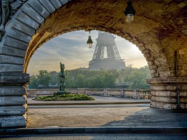 Der Eifelturm in Paris von der Bir-Hakeim Brücke