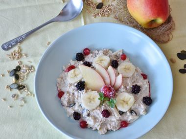 Porridge with fresh fruits