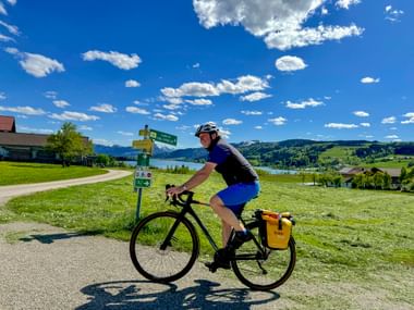 Radfahrer auf einem Gravelbike am Irrsee