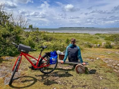 Rast am Meer, Radpause auf einer Bank in Stråvalla