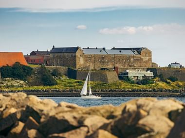 Festung Varberg mit Boot im Vordergrund