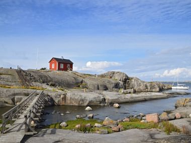 A red wooden house on the coast of Söderskär