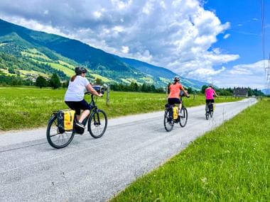 3 Cyclists near Hollersbach