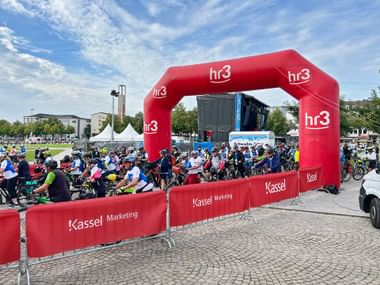 Radveranstaltung mit Torbogen