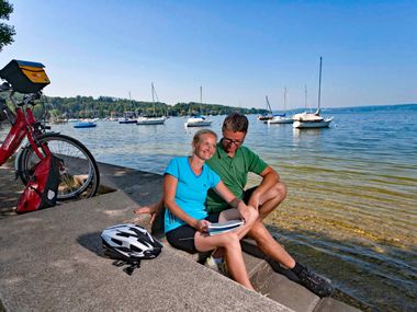 Cyclists take a break at the Ammersee