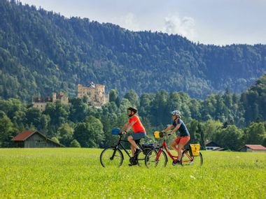 Lechradweg Radfahrer mit Blick auf Wald und Schloss