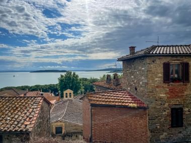 Häuser in Passignano mit Blick auf Trasimeno See