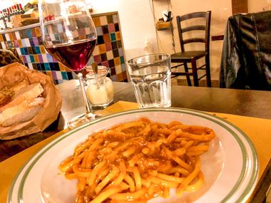 Italienisches Abendessen mit einem Glas Wein