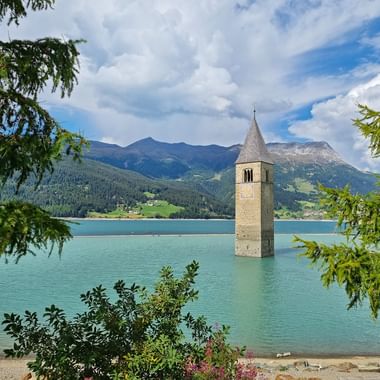 Der versunkene Kirchturm im Reschensee