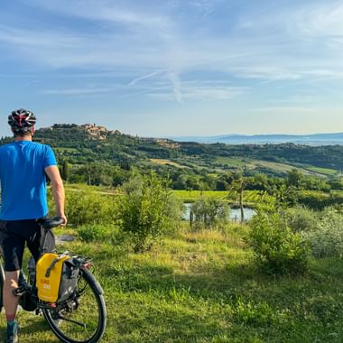 Radfahrer genießt die Aussicht in Montepulciano