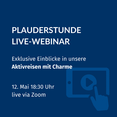Blaue Werbegrafik für Live-Webinar am 12. Mai um 18:30 Uhr via Zoom über Aktivreisen mit Charme, mit Tablet und Play-Button-Symbol.