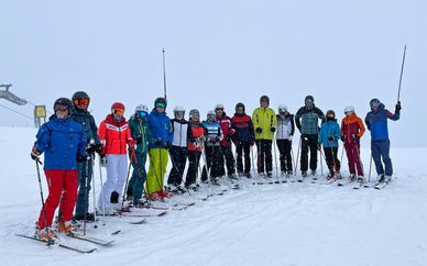 Group photo of the skiers