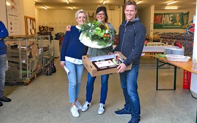 Claudia erhält ein Geschenk von den Eurofun Geschäftsführern