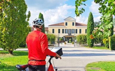 Radfahrer vor Hotel Relais Monaco