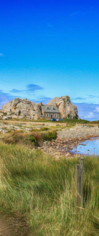 Ein kleines Haus an der Küste eingeklemmt zwischen Felsen