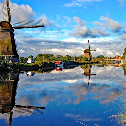 Windmühlen an einem Fluss in den Niederlanden