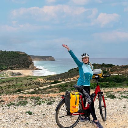 Cyclist in front of dune landscape in the Algarve