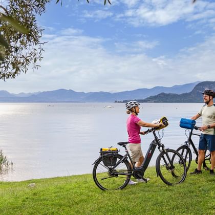 Group cycling break in Bardolino