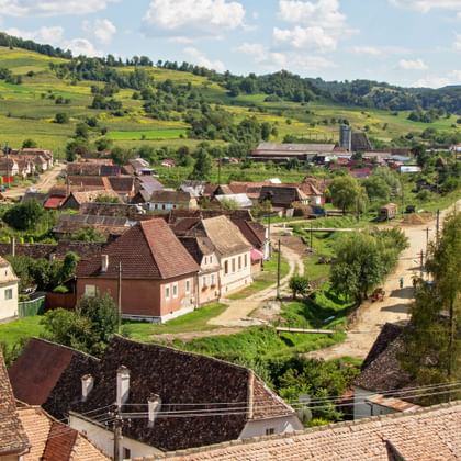 Panoramablick auf das in sanften Hügeln eingebettete Dorf Biertan