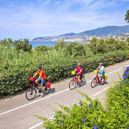 Drei Radfahrer auf Küstenradweg in Sanremo