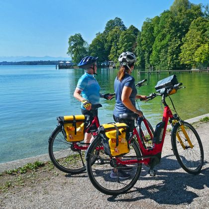 Zwei Radfahrerinnen bei einem Radstopp am Ufer des Starnberger Sees