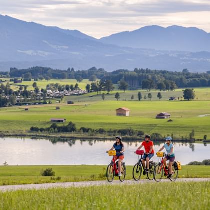 Radfahrer mit Blick auf den Riegsee