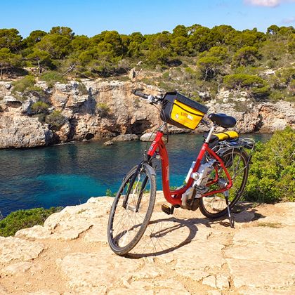 Fahrrad vor der Küste Mallorcas