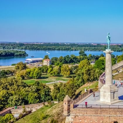 Panoramablick auf die Mündung der Save in die Donau