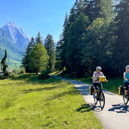 Two cyclists on the Tauern cycle path near Lofer