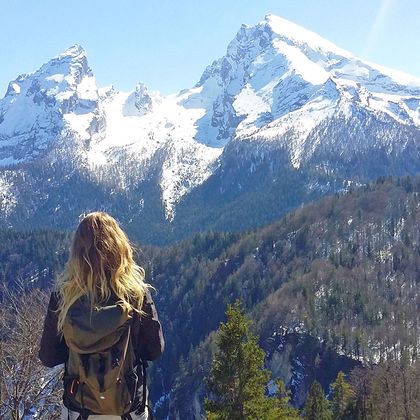 Elisabeth Buchegger beim Wandern in den Bergen