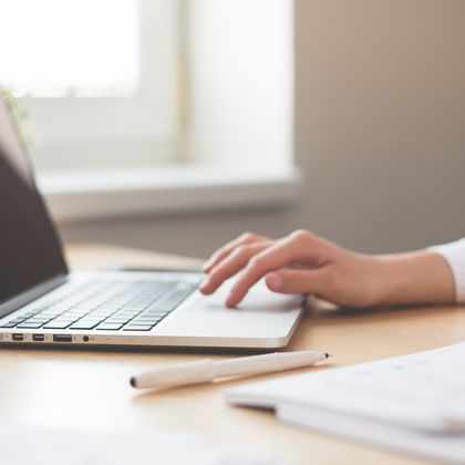 Arbeiten am Laptop in moderner Büroumgebung