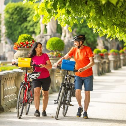 Radfahrer im Mirabellgarten von Salzburg