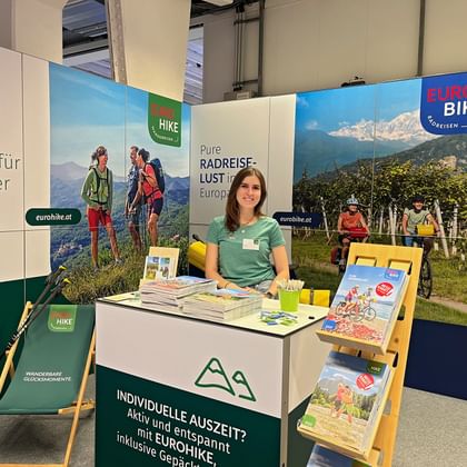 Reisespezialistin neben unserem Messestand