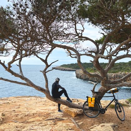 Cycling break by the sea