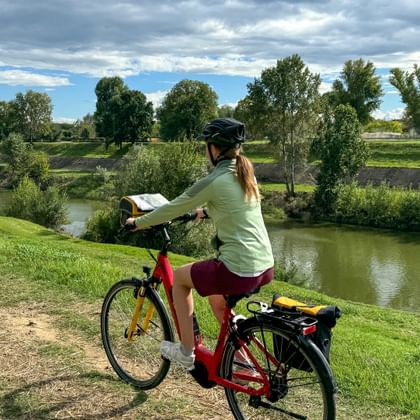 Radfahrer entlang des Kanals