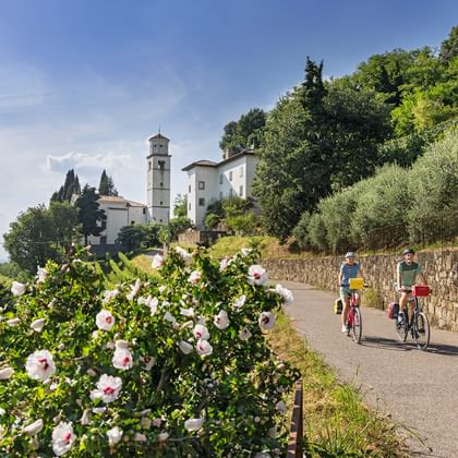 Zwei Radfahrer vor dem Castello di Cormons in Monte Quarin