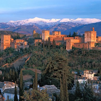 Alhambra vor verschneiten Bergen