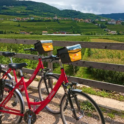 Eurobike Fahrräder am Radweg zwischen Bozen und Trient