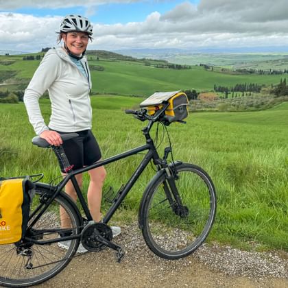 Mitarbeiterin Claudia mit Leihrad in Val d'Orcia
