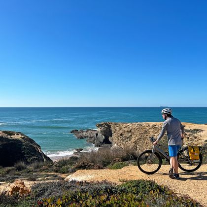 Radfahrer an der Küste zwischen Porto und Lissabon mit Blick auf das Meer