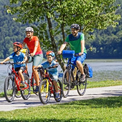 Radtour einer Familie bei Schlögen an der Donau