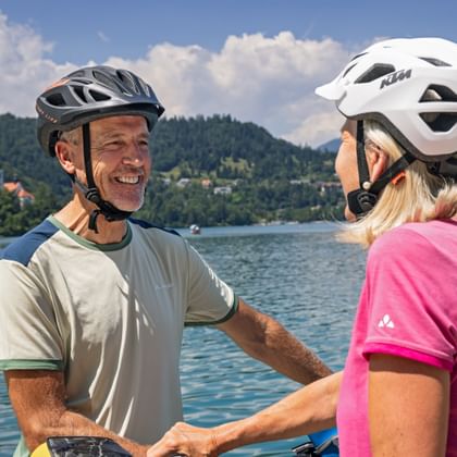 Ein Pärchen im Gespräch am Bleder See