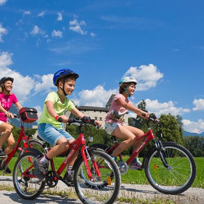 Zwei Damen beim Radfahren in Tirol mit Junge und Mädchen während der Radreise am Inn-Radweg