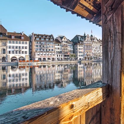 Blick über die hölzerne überdachte Kappelbruecke auf die Altstadt von Luzern