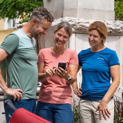 Routenverlauf-Check einer Radlergruppe am Zeiserlbrunnen in Hallein