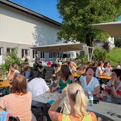 Sommerfest 2025 Mitarbeiter sitzen gemütlich zusammen